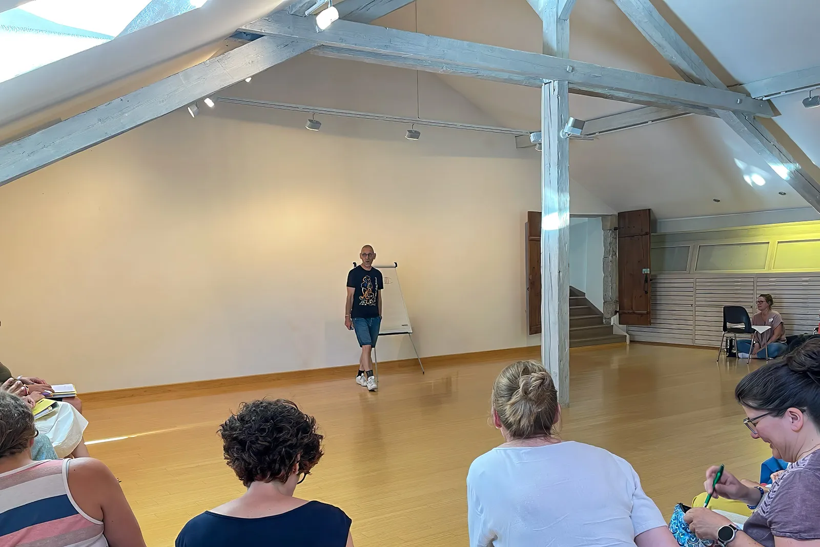 Denis Jaccard anime une journée de formation dans la galerie d’art, face au groupe